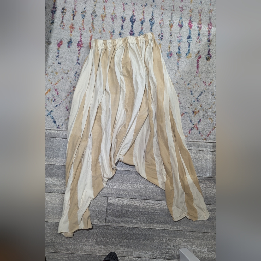 state the label perfect pants

medium regular, can fit xl